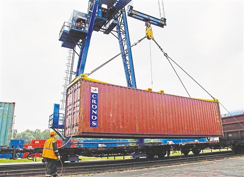 渝新歐班列實(shí)現(xiàn)第二次換軌高效操作，全程僅需一小時(shí)